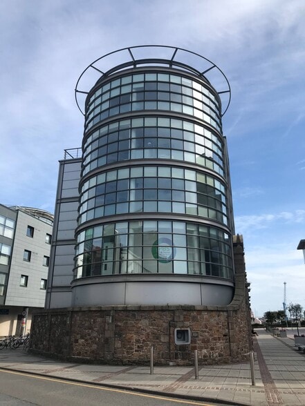 Esplanade, Jersey to rent - Building Photo - Image 2 of 3