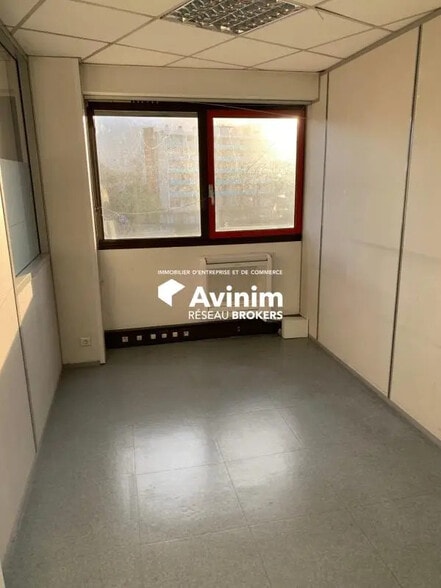 Office in La Tronche to rent - Interior Photo - Image 2 of 24