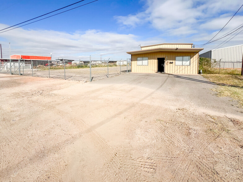 1304A Dayton Rd, Midland, TX for rent - Building Photo - Image 1 of 32