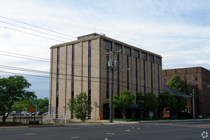 4085 Chain Bridge Rd, Fairfax, VA for rent - Building Photo - Image 1 of 4