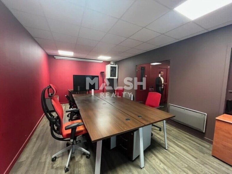 Retail in Lyon to rent - Interior Photo - Image 2 of 8