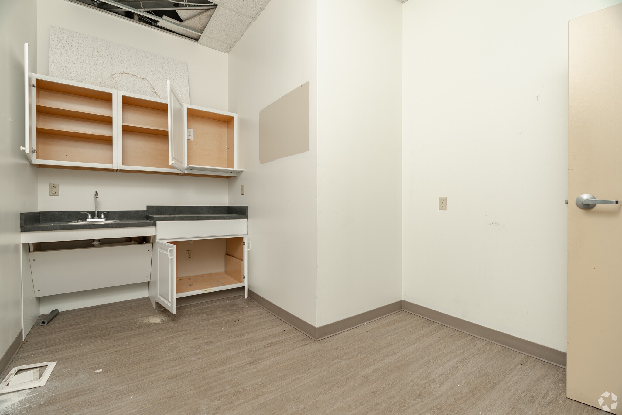 2100 S Hurstbourne Pky, Louisville, KY to rent Interior Photo- Image 1 of 9