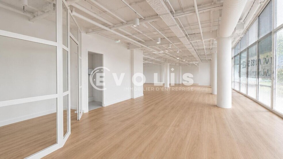 31 Avenue Du Général De Gaulle, Suresnes to rent - Interior Photo - Image 3 of 8