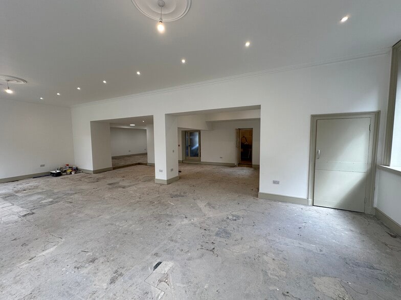 5 High St, Shepton Mallet to rent - Building Photo - Image 2 of 6