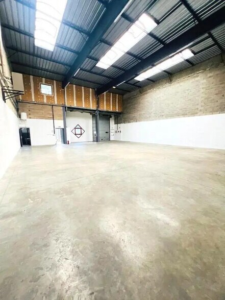 Light Industrial in Élancourt to rent - Interior Photo - Image 2 of 10