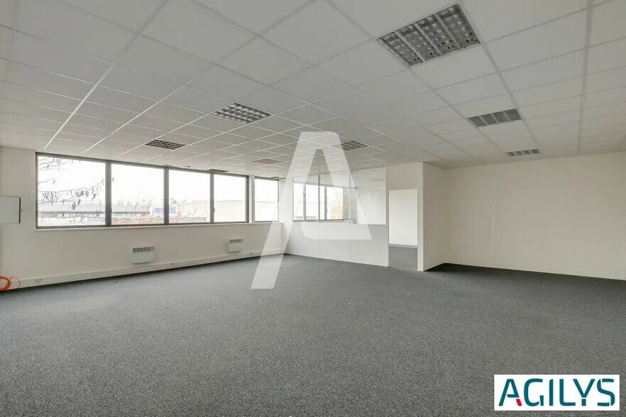 Industrial in Lisses to rent - Interior Photo - Image 3 of 8