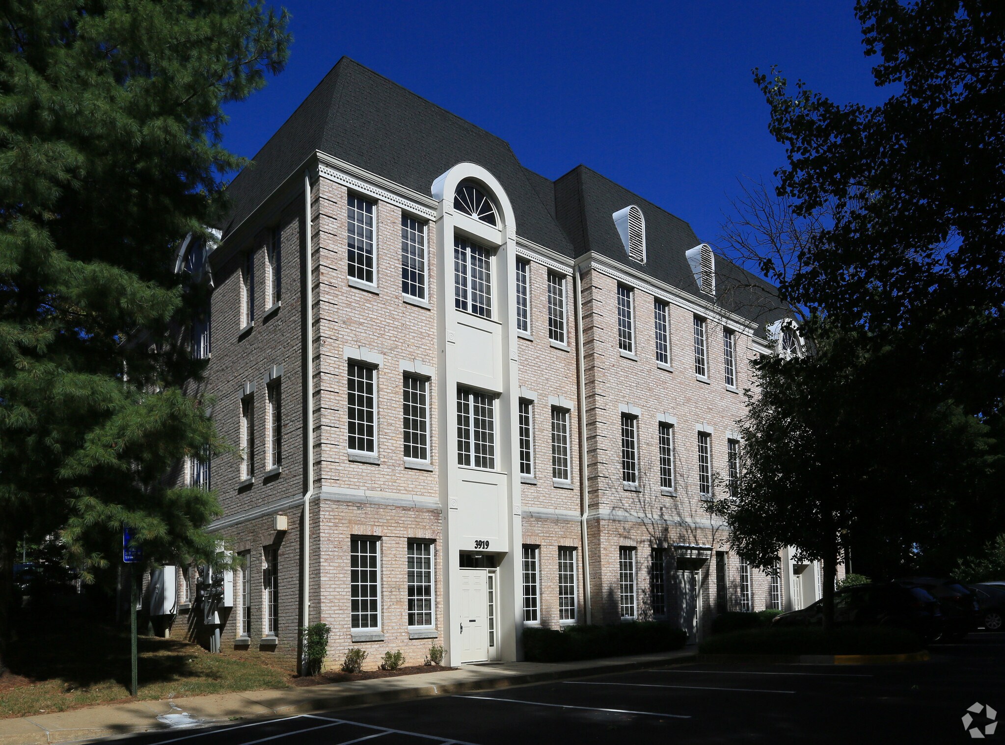 3919 Blenheim Blvd, Fairfax, VA to rent Primary Photo- Image 1 of 11