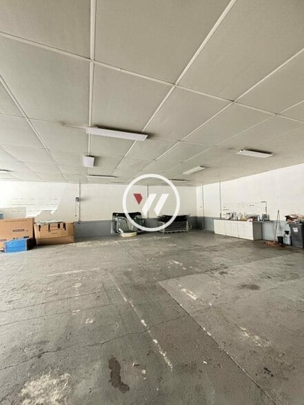 Light Industrial in Gémenos to rent - Interior Photo - Image 2 of 7