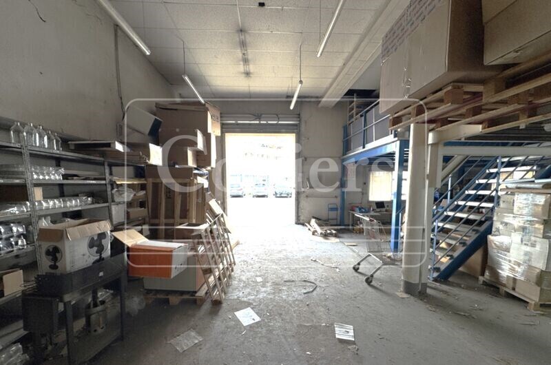 Light Industrial in Marseille to rent - Interior Photo - Image 2 of 9