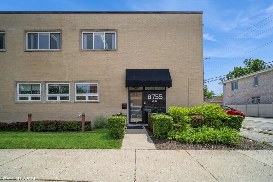 8755 Trumbull Ave, Skokie, IL to rent - Building Photo - Image 3 of 22