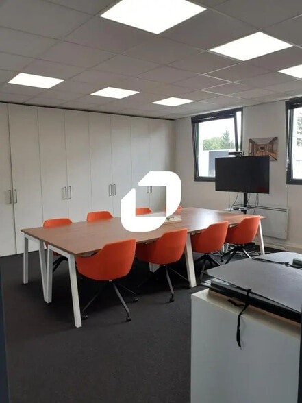 10 Rue De La Distillerie, Villeneuve-d'Ascq to rent - Interior Photo - Image 3 of 3