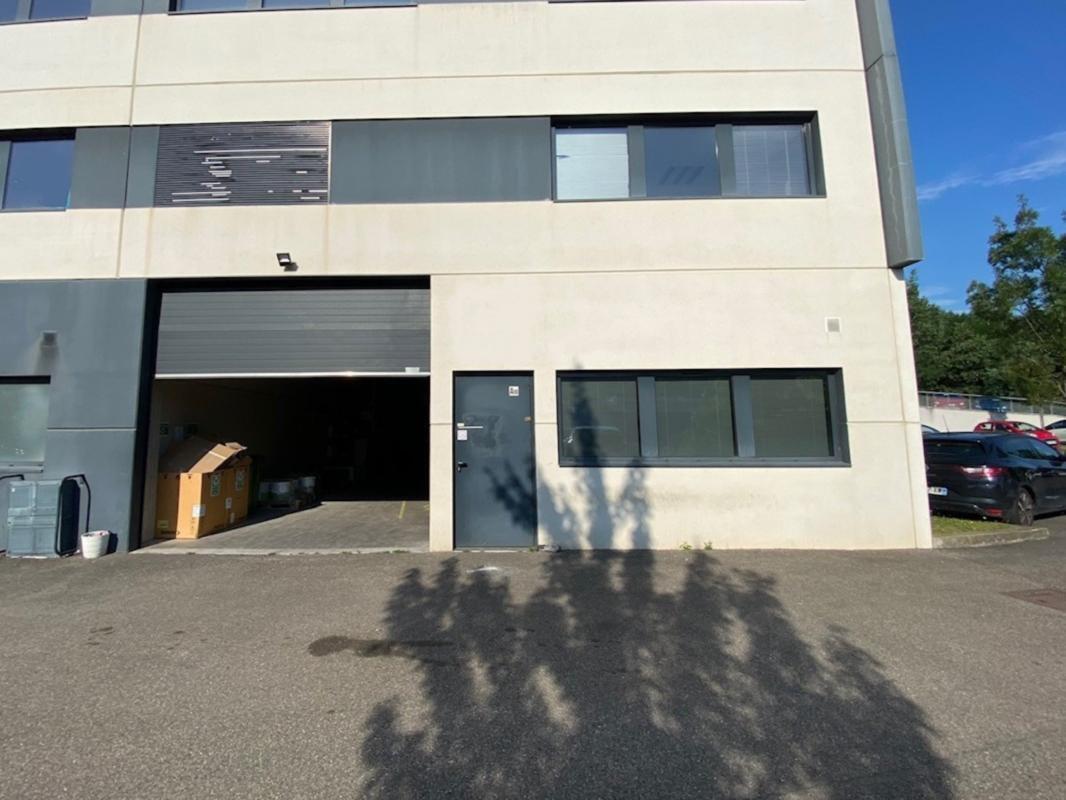Light Industrial in Brignais to rent Building Photo- Image 1 of 8