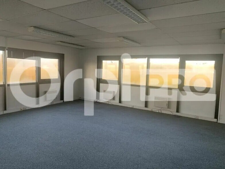 Office in Mérignac to rent - Interior Photo - Image 2 of 6