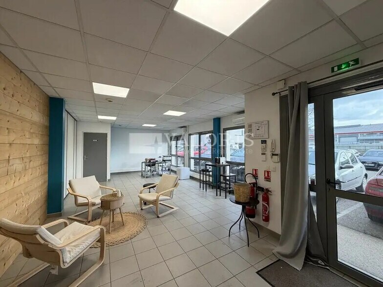 Light Industrial in Décines-Charpieu to rent - Interior Photo - Image 2 of 8