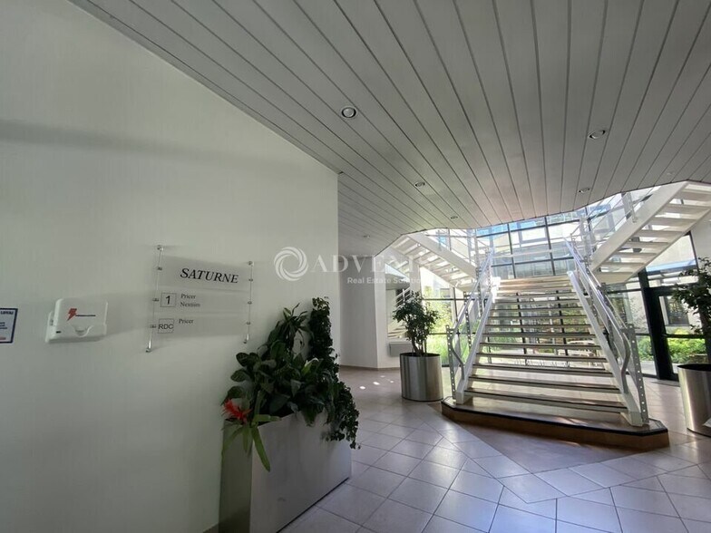 3 Boulevard Des Chênes, Guyancourt to rent - Lobby - Image 2 of 6
