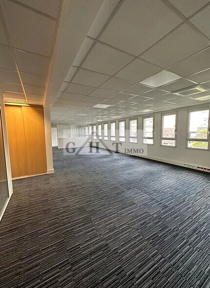 Office in Clichy to rent - Interior Photo - Image 1 of 10