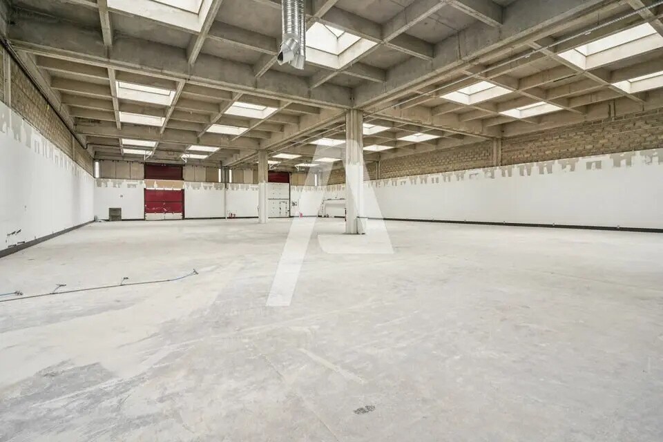 Light Industrial in Rungis to rent Interior Photo- Image 1 of 6