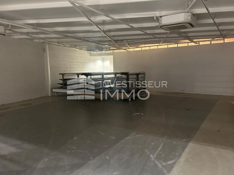 Retail in Senlis to rent - Interior Photo - Image 3 of 4