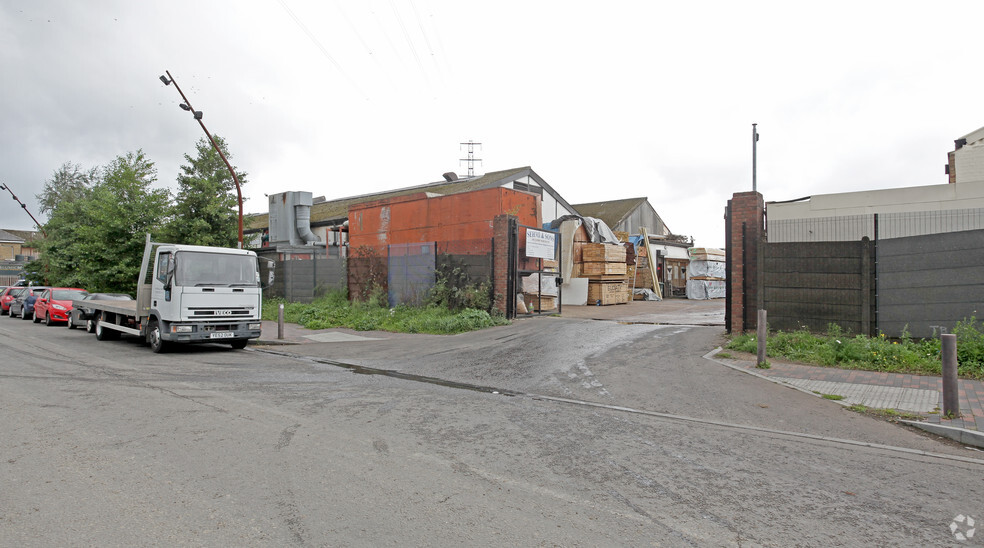 57 River Rd, Barking for rent - Building Photo - Image 3 of 4