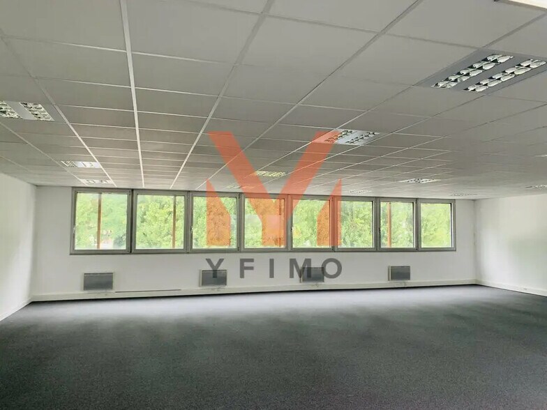 Light Industrial in Gennevilliers to rent - Interior Photo - Image 3 of 4