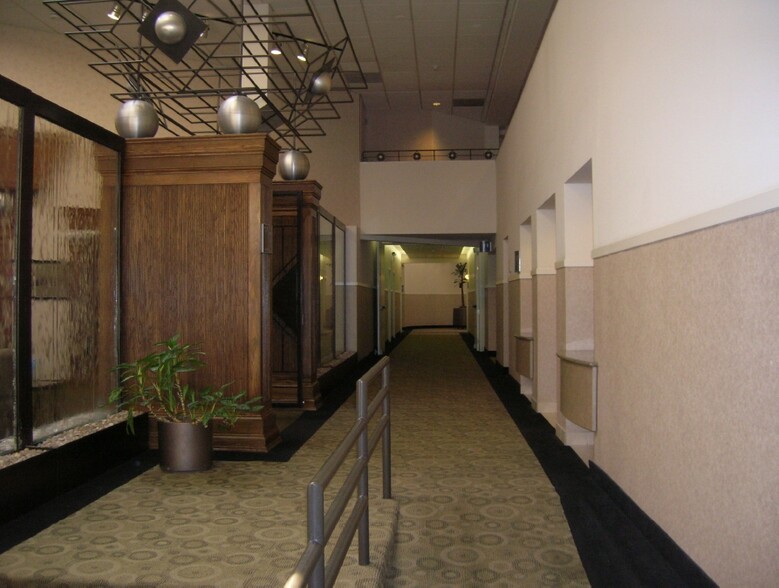 1455 E Golf Rd, Des Plaines, IL for rent - Lobby - Image 2 of 5