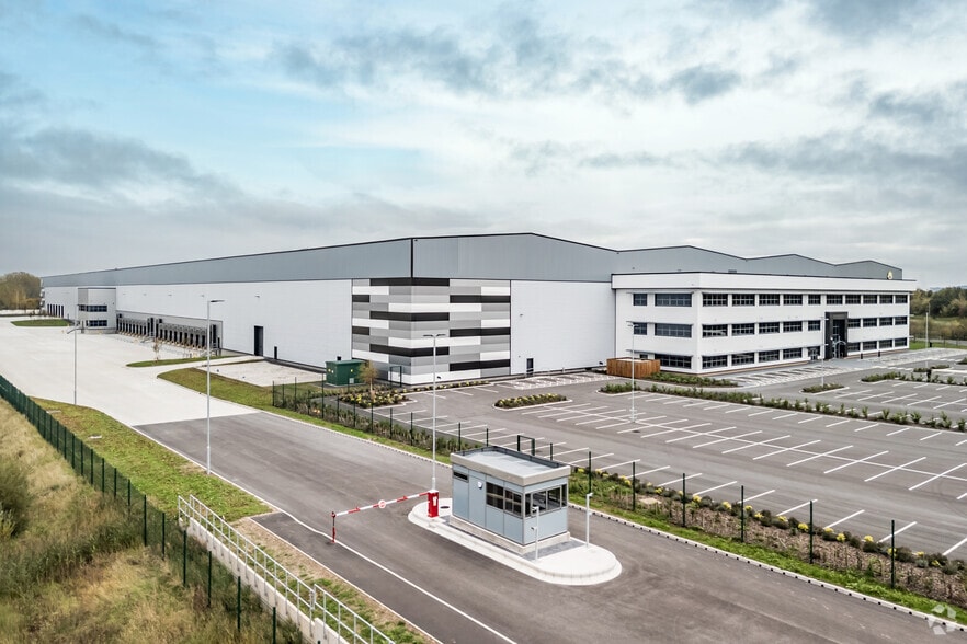 549 Lovels Way, Widnes to rent - Building Photo - Image 3 of 32