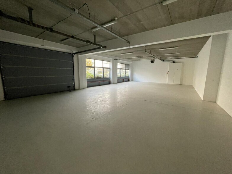 Light Industrial in Roissy-en-France to rent - Interior Photo - Image 3 of 5