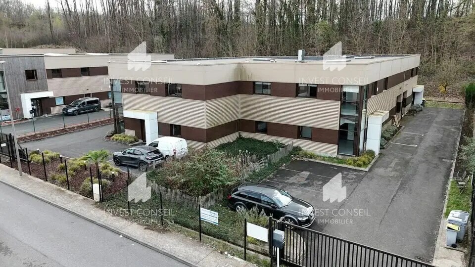 Light Industrial in Franconville to rent Building Photo- Image 1 of 12