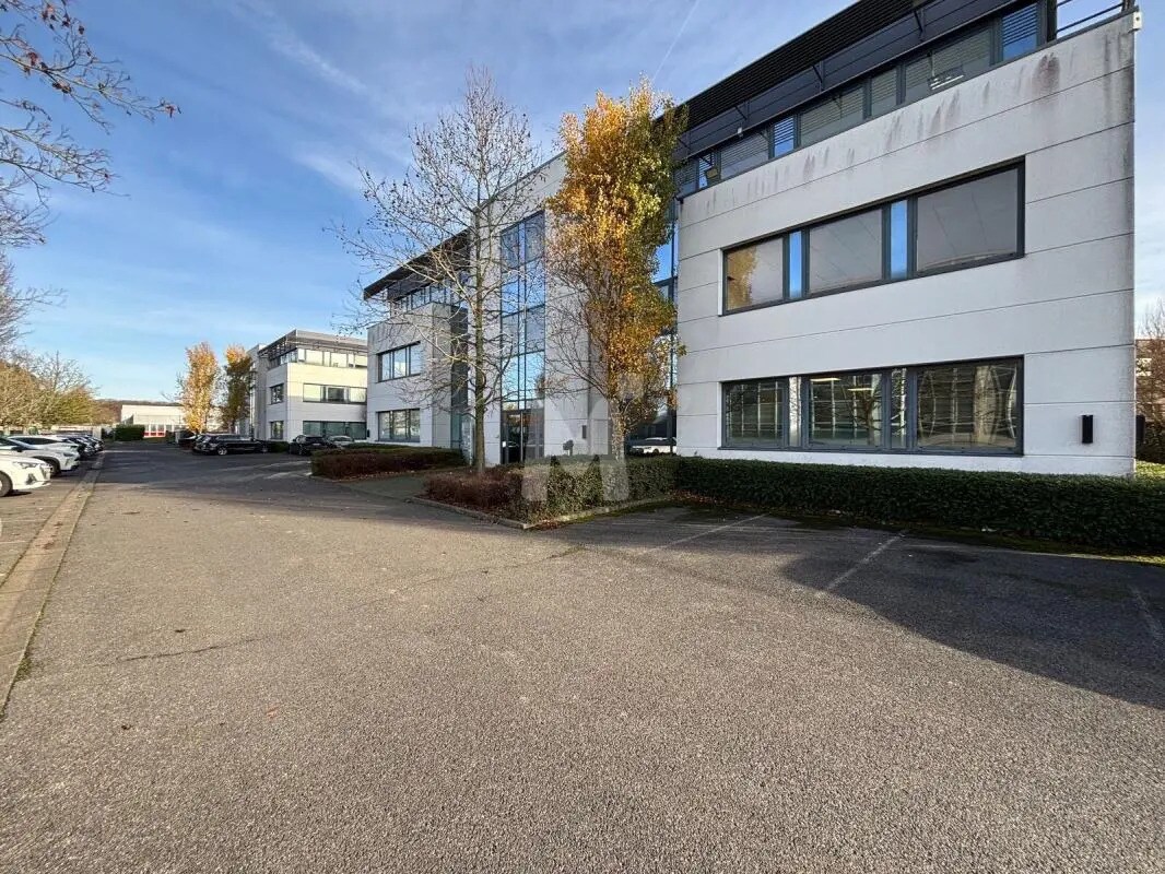 Office in Les Ulis to rent Building Photo- Image 1 of 12