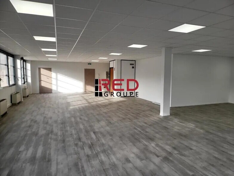 Office in Aix-en-Provence to rent - Building Photo - Image 3 of 6