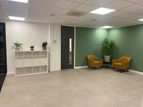 81-81A Bridge Rd, East Molesey to rent Interior Photo- Image 2 of 13