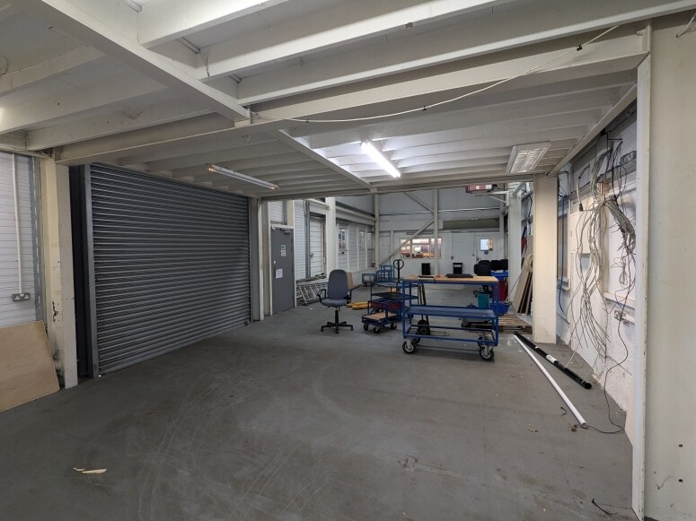 22 Gosden Cmn, Guildford to rent Building Photo- Image 1 of 1