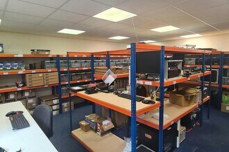 Gogmore Ln, Chertsey to rent Interior Photo- Image 2 of 6