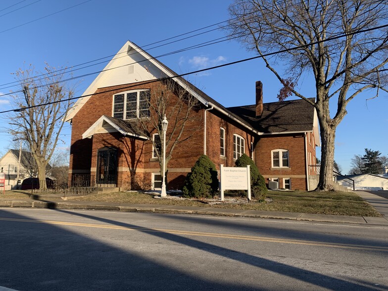 120 Lake Ave NE, Hartville, OH for rent - Building Photo - Image 1 of 3