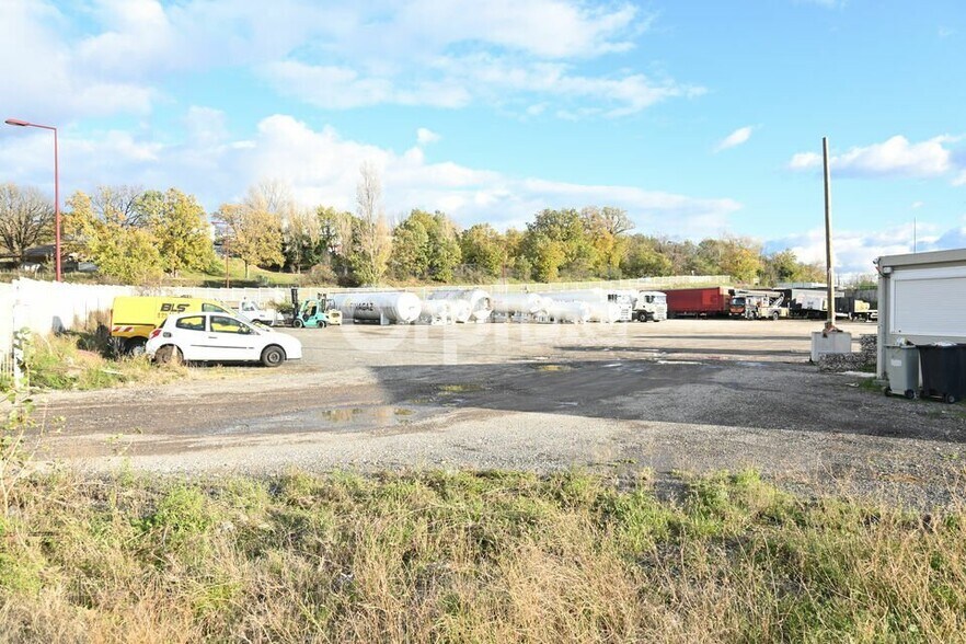 1 Avenue De Val Cité, Ternay to rent - Building Photo - Image 3 of 3