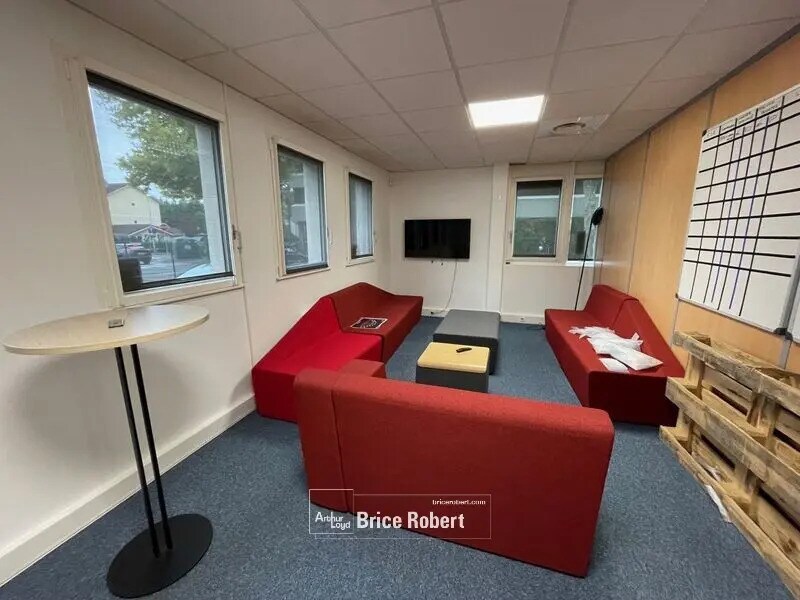 Office in Bron to rent Interior Photo- Image 1 of 7