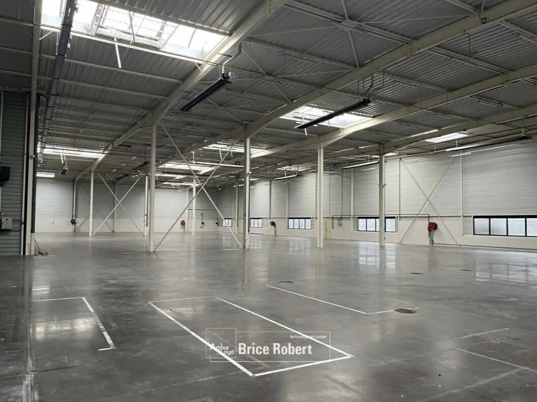 Light Industrial in Saint-Priest to rent Interior Photo- Image 1 of 2