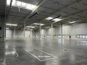 Light Industrial in Saint-Priest to rent Interior Photo- Image 1 of 2