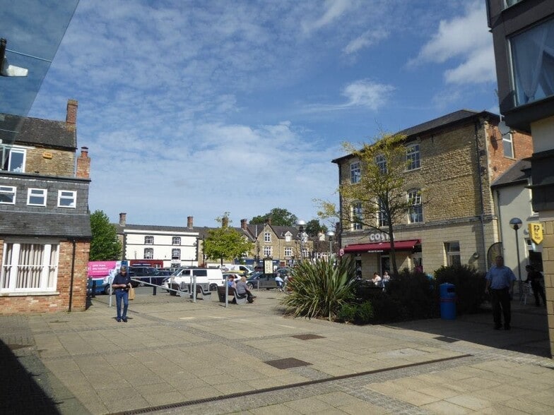 2b/c Burgess Sq, Brackley to rent - Building Photo - Image 3 of 6
