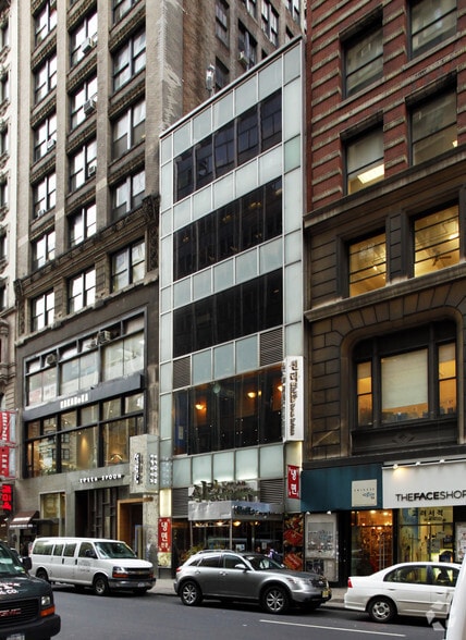 37 W 32nd St, New York, NY to rent - Building Photo - Image 2 of 4