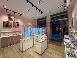 Retail in Barcelona, Barcelona to rent Interior Photo- Image 2 of 12