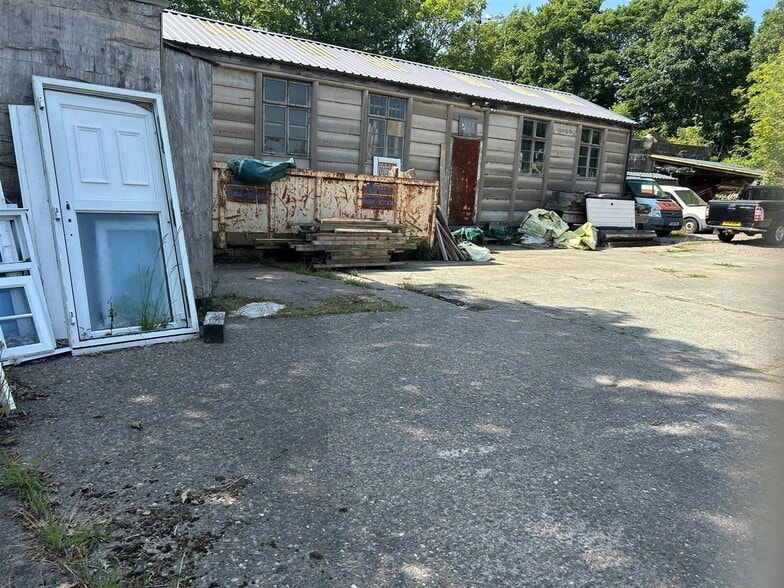 1 Black Park Rd, Whitchurch for sale - Building Photo - Image 1 of 1
