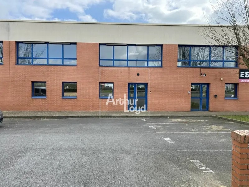 Light Industrial in Lieusaint to rent Building Photo- Image 1 of 8