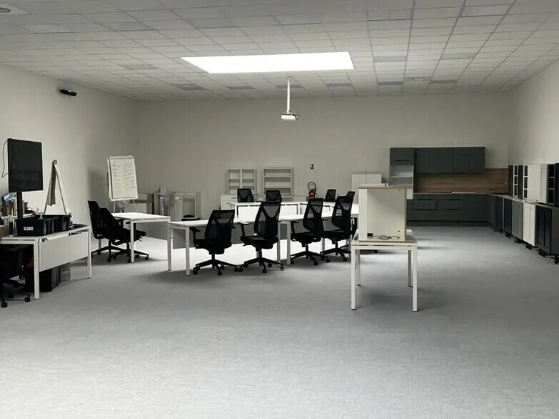 Light Industrial in Tremblay-en-France to rent - Interior Photo - Image 2 of 10