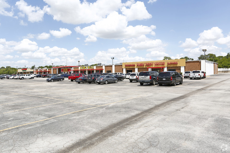 821-901 W Miller Rd, Garland, TX for rent - Primary Photo - Image 1 of 6