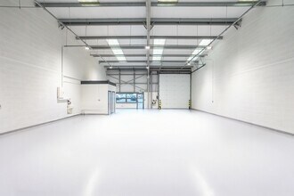 4 Keys Park Rd, Cannock to rent Interior Photo- Image 1 of 4