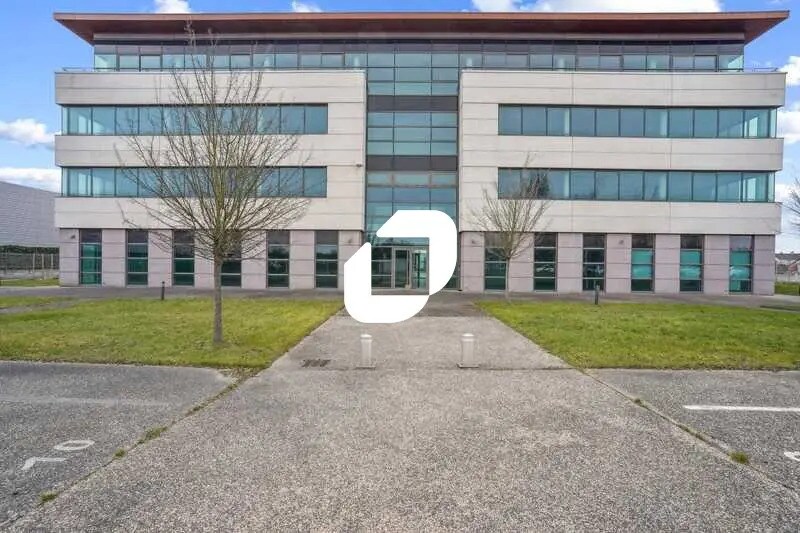 2 Avenue De La Carelle, Villeneuve-le-Roi to rent Building Photo- Image 1 of 14