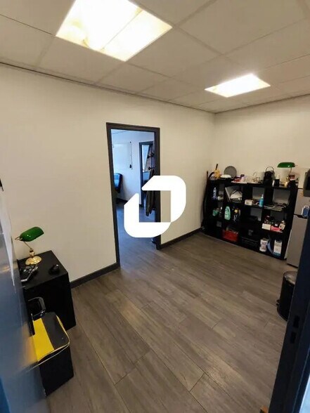 Office in Croissy-Beaubourg to rent - Interior Photo - Image 2 of 5