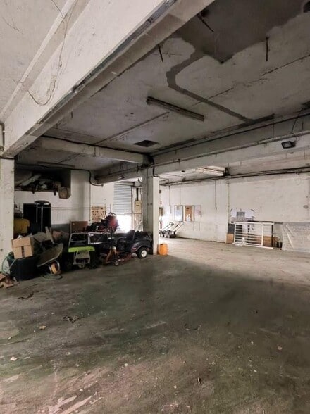Industrial in Marseille for sale - Building Photo - Image 1 of 6