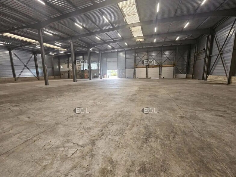 Industrial in Vitry-sur-Seine to rent - Building Photo - Image 3 of 17